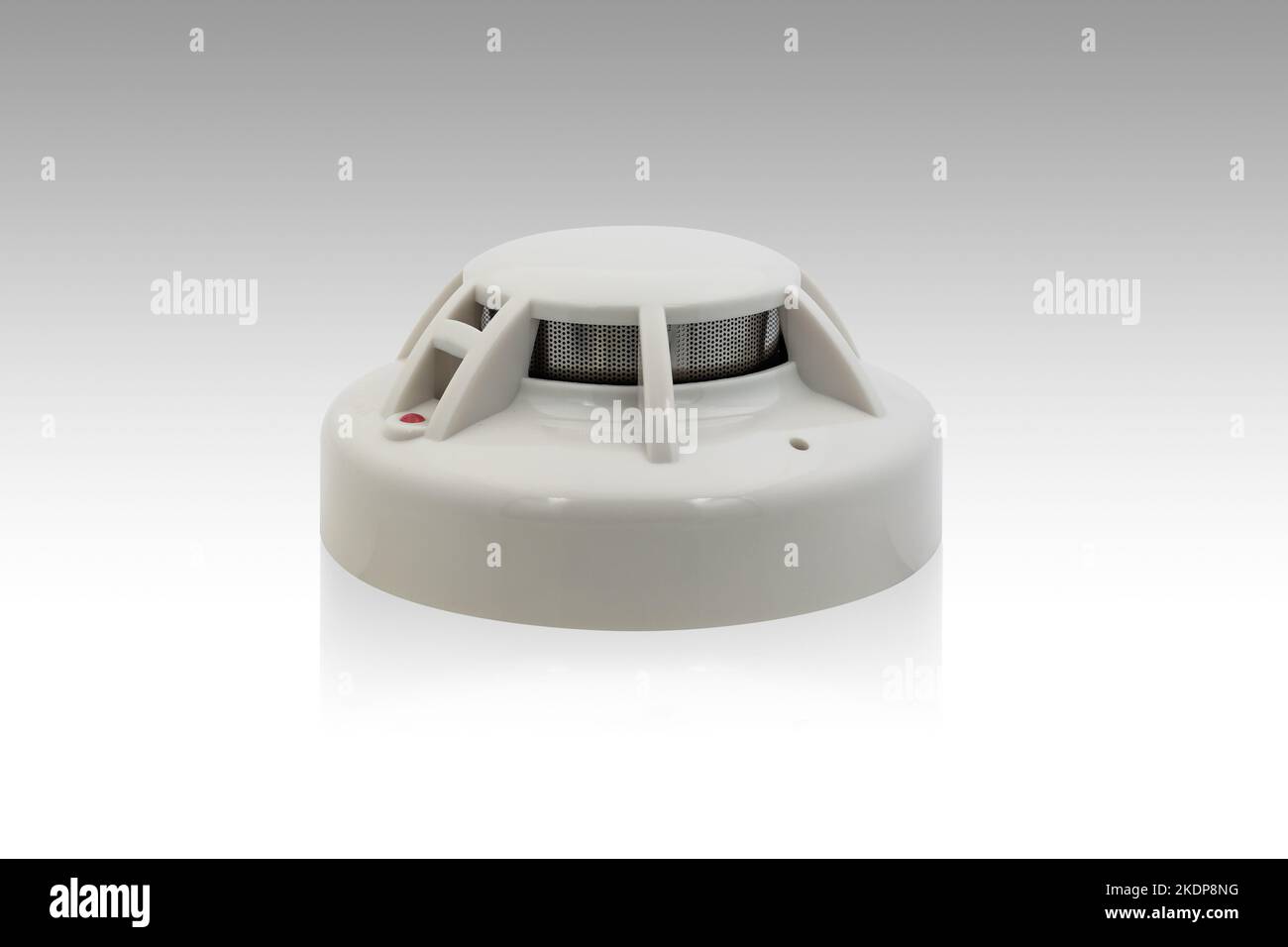 détecteur de fumée ou dispositif de sécurité à domicile du détecteur d'alarme incendie au plafond isolé sur fond blanc avec chemin de coupure Banque D'Images