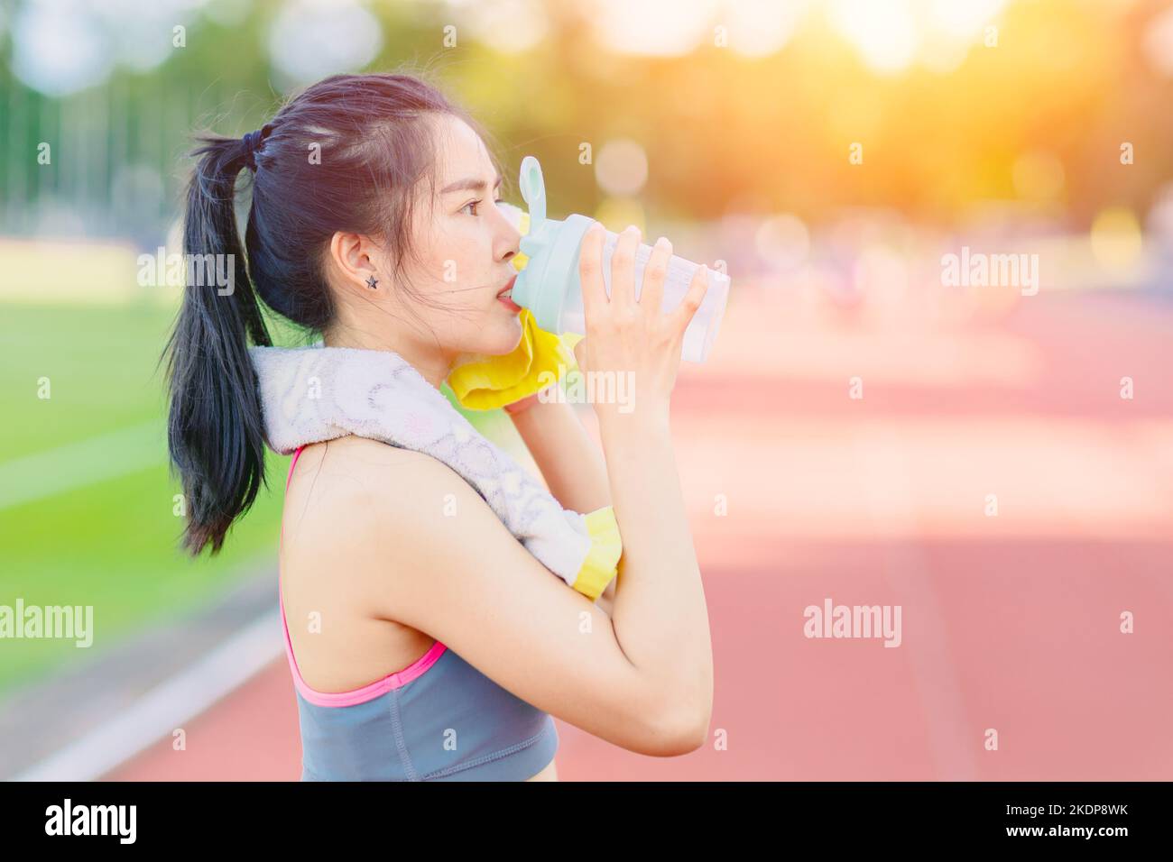 femme sportive boire de l'eau pendant l'activité d'exercice d'été chaud en plein air pour la santé Banque D'Images