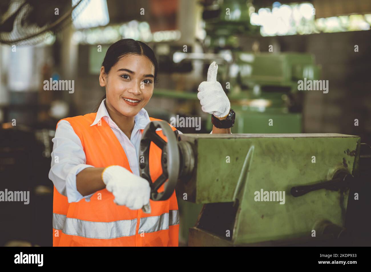 Portrait bonne femme travailleuse travaillant dans l'industrie lourde usine de métal asiatique sourire pouces vers le haut Banque D'Images