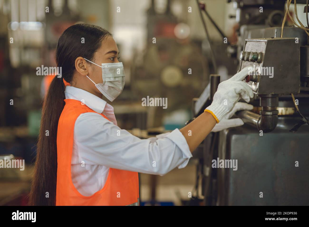 industrie femme travaillant avec masque de visage de soins de santé travail avec la poussière sale usine machine Banque D'Images
