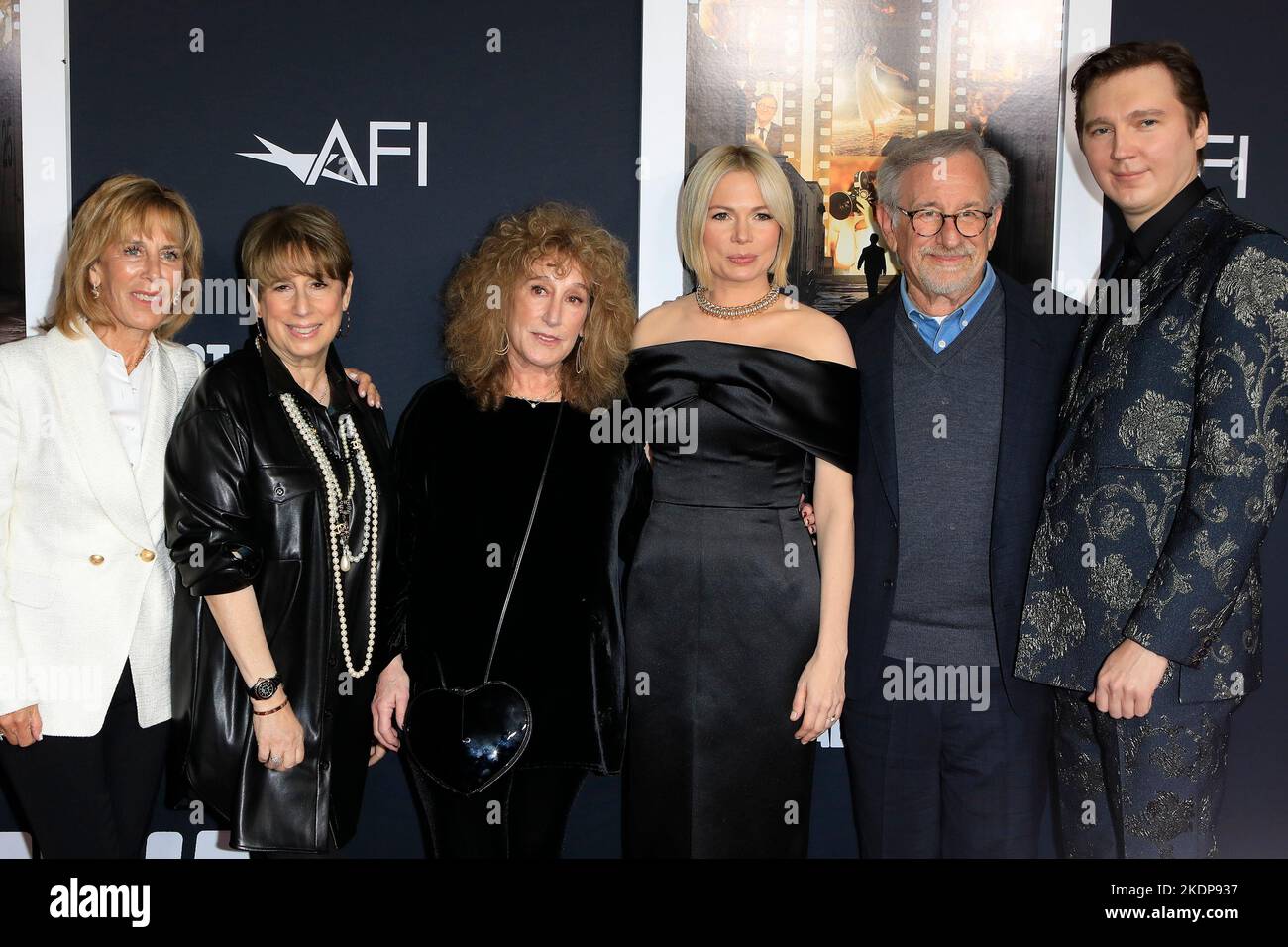 6 novembre 2022, Los Angeles, CA, Etats-Unis : LOS ANGELES - 6 NOVEMBRE : Nancy Spielberg, Sue Spielberg, Anne Spielberg, Michelle Williams, Steven Spielberg, Paul Dano au Fest de l'AFI - les Fabelmans au Théâtre chinois de TCL IMAX sur 6 novembre 2022 à Los Angeles, CA (Credit image: © Kay Blake/ZUMA Press Wire) Banque D'Images