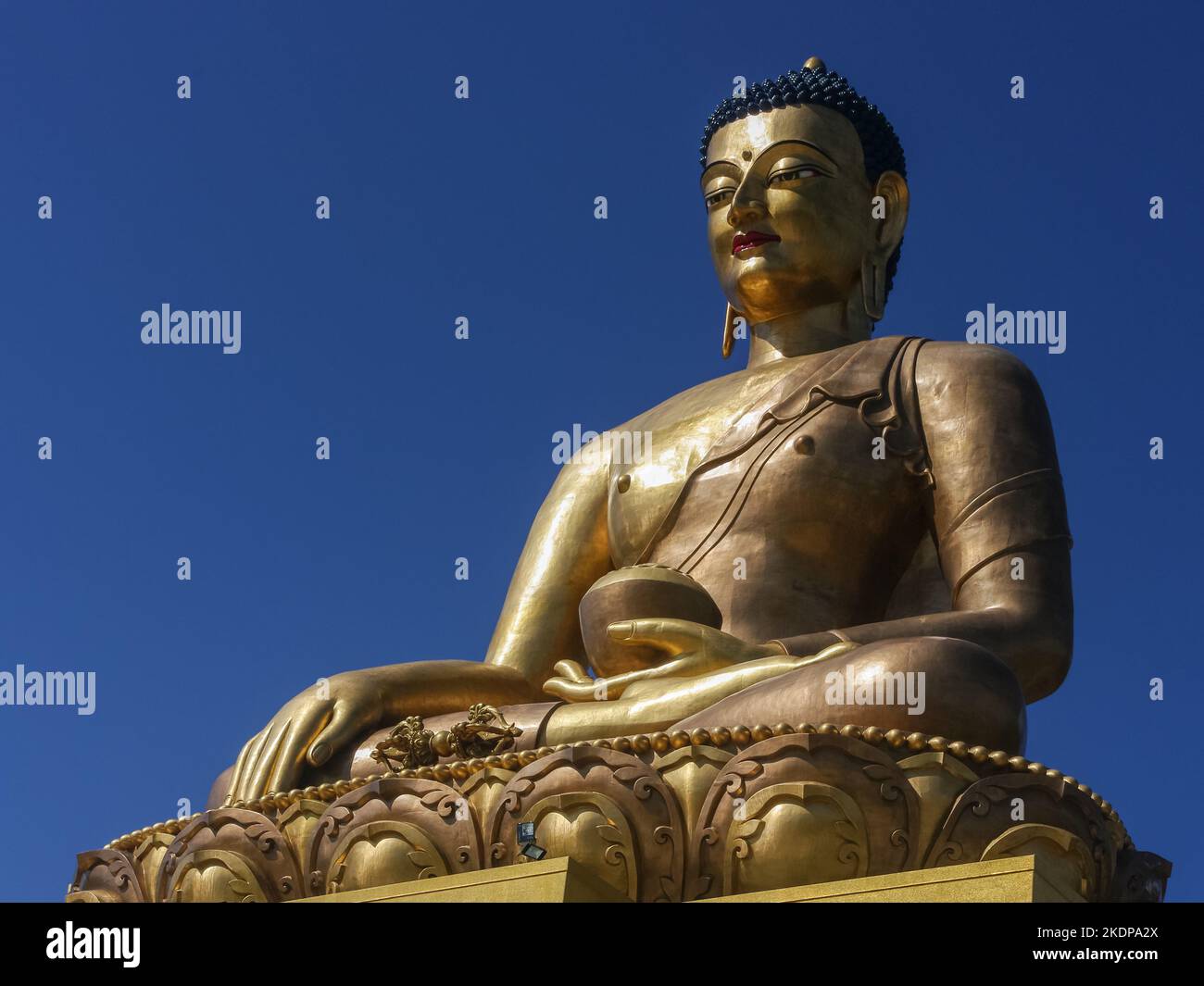 Vue rapprochée de la grande statue de Bouddha Dordenma représentant Shakyamuni en position lotus avec bol d'alms au-dessus de Thimphu, Bhoutan Banque D'Images