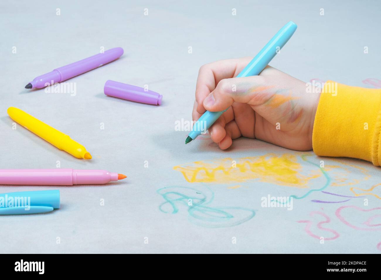 Le dessin à la main de l'enfant avec un stylo feutre sur la sellerie du canapé. La vie quotidienne taches sales pour le lavage et le concept propre Banque D'Images