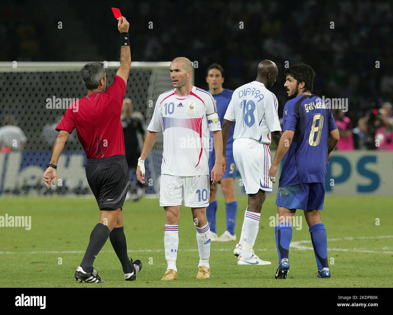 La photo du dossier en date du 09-07-2006 de Zinedine Zidane en France est rejetée pour conduite violente. Alors que l’histoire de Zidane en coupe du monde s’est terminée par une indomonie lorsqu’il a été envoyé en finale de 2006 pour avoir été le président du défenseur italien Marco Materazzi, le milieu de terrain français a fait partie intégrante du succès mémorable des Bleus en 1998 à Paris. Doué de grâce et de pouvoir sur le ballon dans la même mesure, Zidane a marqué deux fois, les deux têtes, le Brésil ayant été battu 3-0 au Stade de France et a été élu joueur mondial de l'année de la FIFA. Date de publication : mardi 8 novembre 2022. Banque D'Images