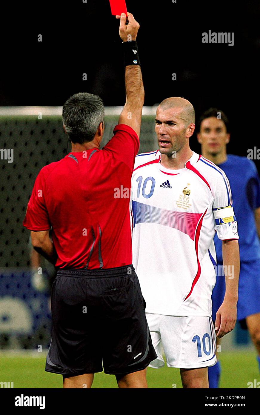 La photo du dossier en date du 09-07-2006 de Zinedine Zidane en France est rejetée pour conduite violente. Alors que l’histoire de Zidane en coupe du monde s’est terminée par une indomonie lorsqu’il a été envoyé en finale de 2006 pour avoir été le président du défenseur italien Marco Materazzi, le milieu de terrain français a fait partie intégrante du succès mémorable des Bleus en 1998 à Paris. Doué de grâce et de pouvoir sur le ballon dans la même mesure, Zidane a marqué deux fois, les deux têtes, le Brésil ayant été battu 3-0 au Stade de France et a été élu joueur mondial de l'année de la FIFA. Date de publication : mardi 8 novembre 2022. Banque D'Images