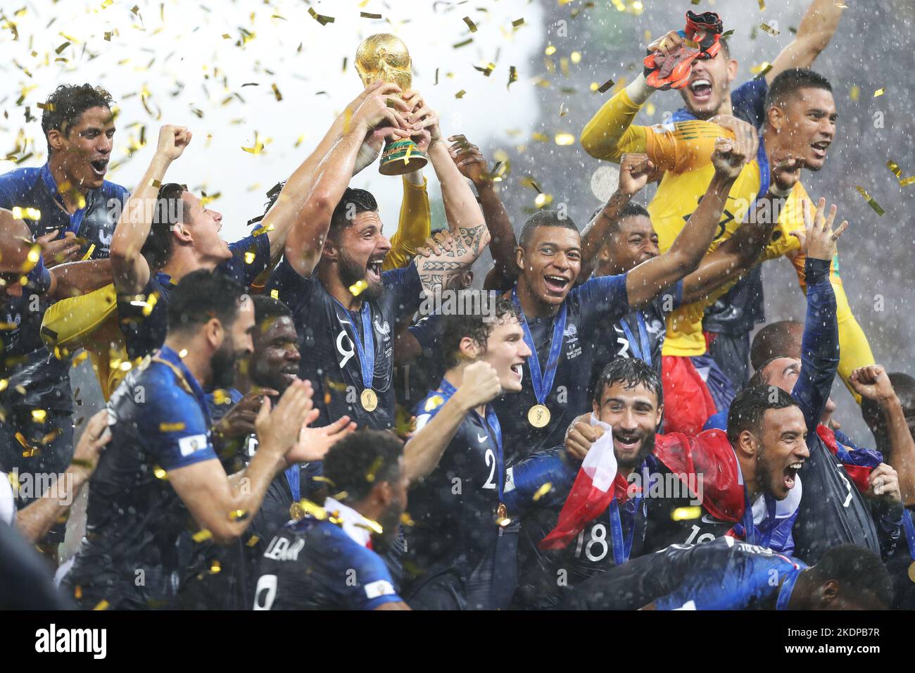 Photo du fichier en date du 15-07-2018 de France fêtez avec le trophée après avoir remporté la finale de la coupe du monde de la FIFA. La coupe du monde au Qatar va commencer plus tard ce mois-ci, presque 12 ans après que l'État du Golfe ait été choisi pour accueillir le tournoi. Les suspects habituels sont tous alignés, y compris les détenteurs de la France, le Brésil cinq fois vainqueur et une partie Argentine dirigée par Lionel Messi dans ce qui va certainement être sa dernière coupe du monde. Date de publication : mardi 8 novembre 2022. Banque D'Images