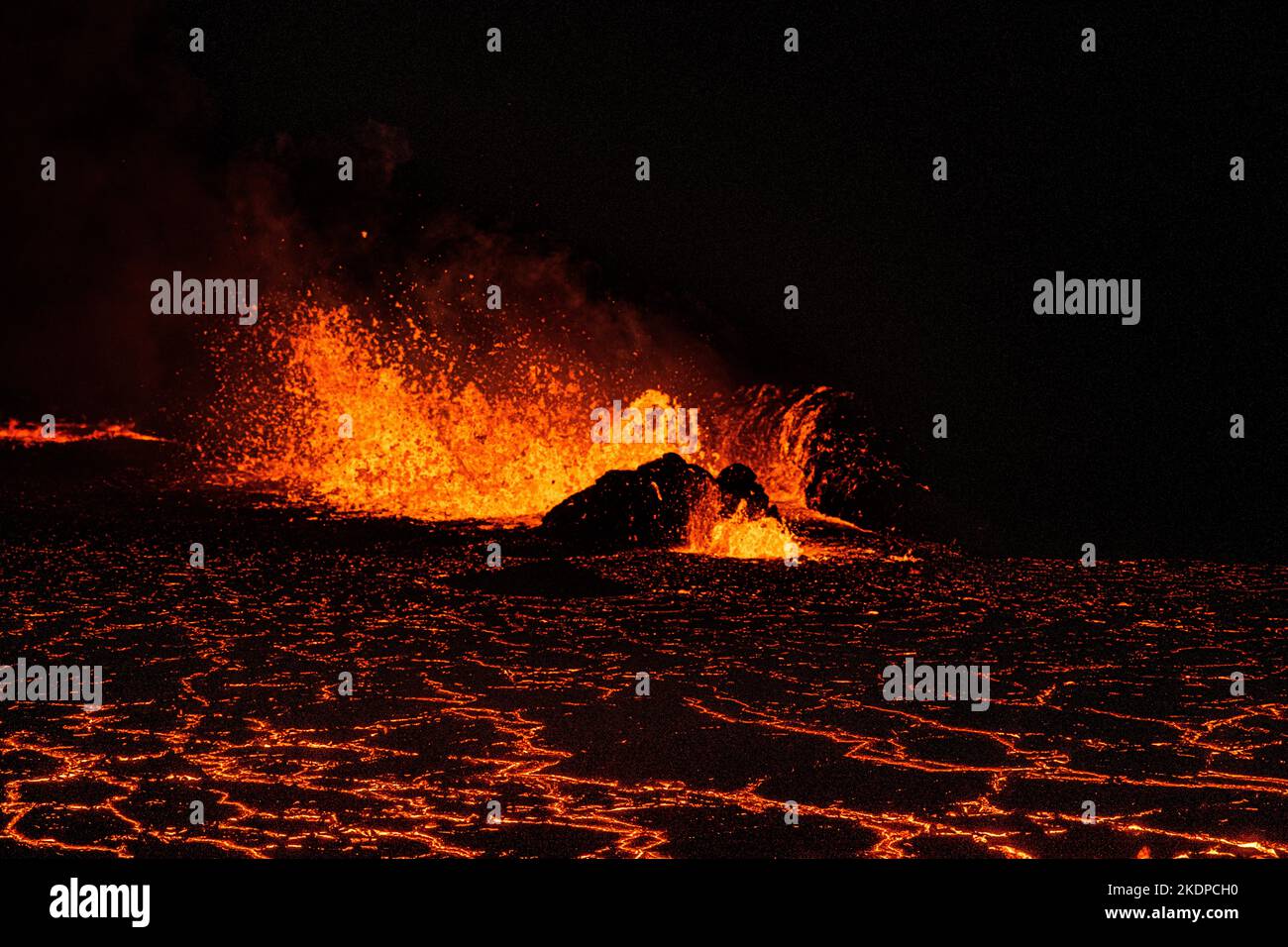 La nouvelle éruption de Meradalir du volcan Faggadalsfjall en Islande 2022. Tourné quelques jours seulement après la dernière éruption au milieu de la nuit. Banque D'Images