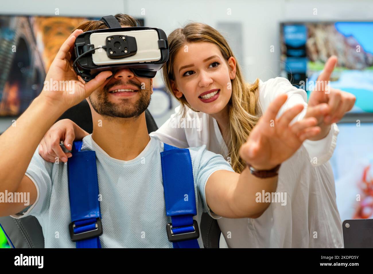 Couple appréciant avec des lunettes VR dans un magasin technique.Concept de réalité virtuelle de shopping Banque D'Images