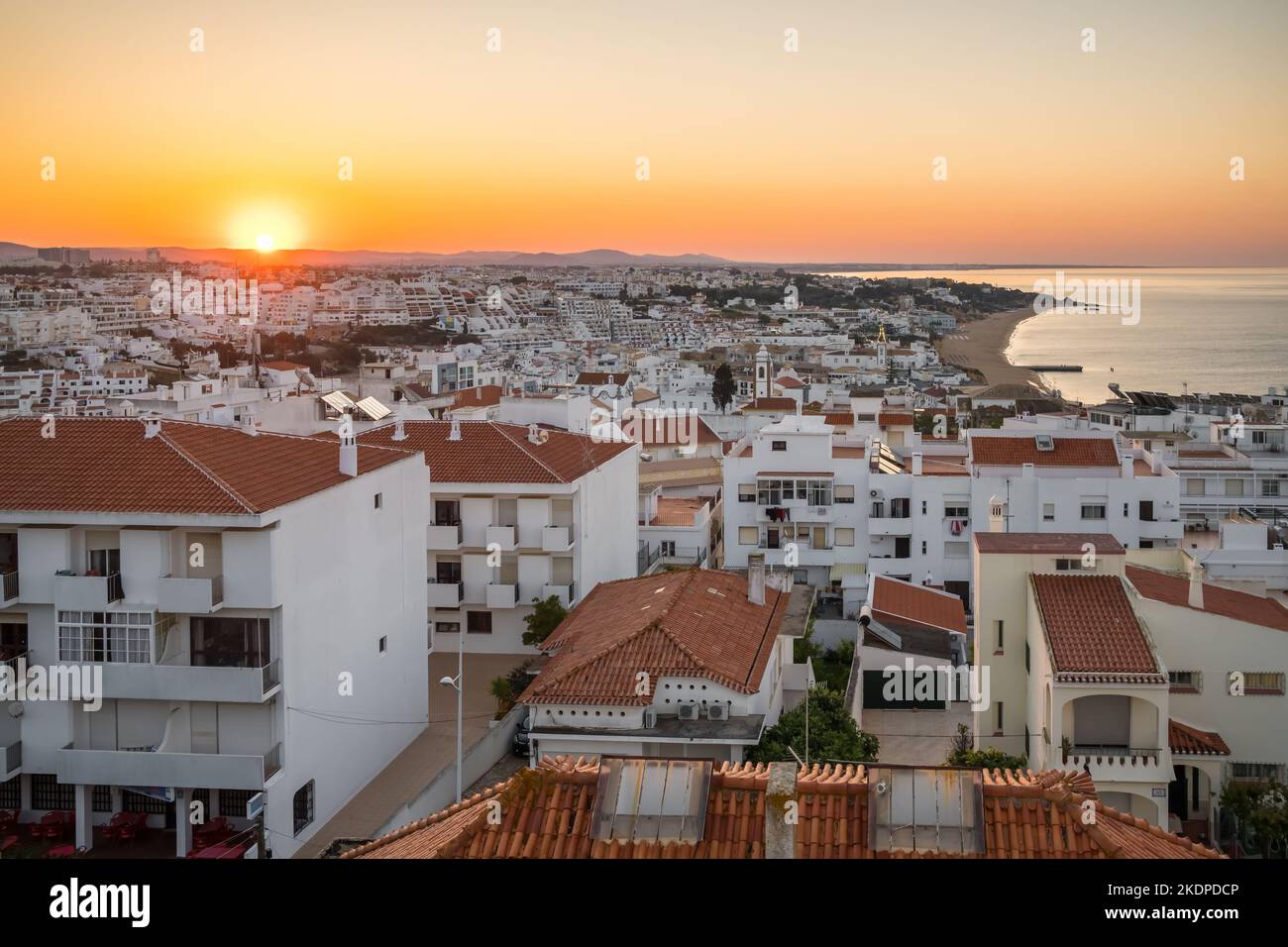 Lever de soleil au-dessus de la station balnéaire d'Albufeira dans la province de l'Algarve, au sud du Portugal Banque D'Images