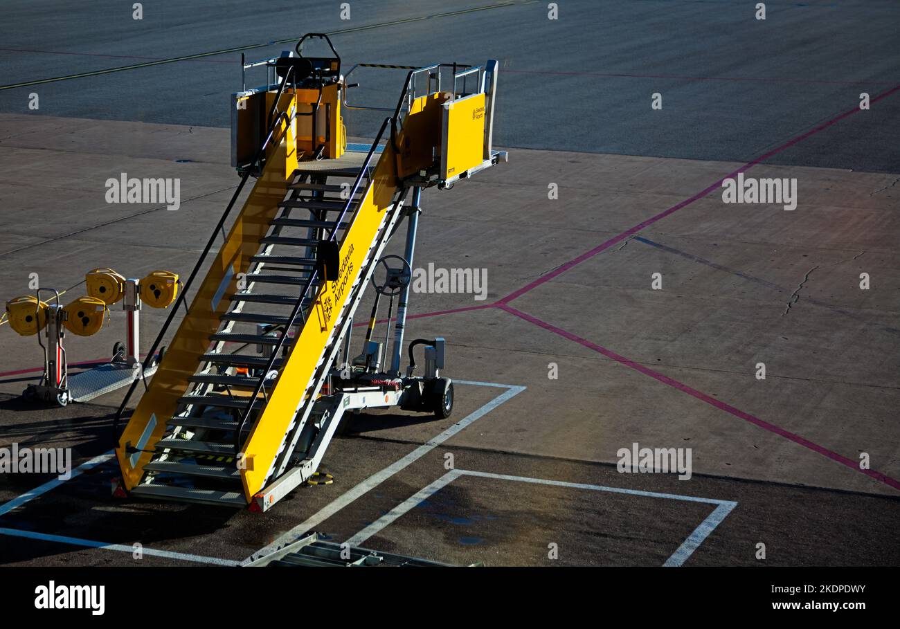 Stockholm, Arlanda Suède - 11 octobre 2022: Escaliers utilisés pour débarquer et monter à bord des avions Banque D'Images