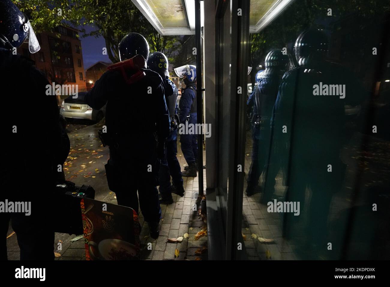 Des officiers de la police métropolitaine rafle une maison à Islington, dans le nord de Londres, dans le cadre d'une répression contre la drogue et la violence associée dans la capitale. S'appuyant sur le succès de la réponse de met County Lines, l'opération Yamata a été lancée en avril de cette année et se concentre sur l'écrasement des lignes de médicaments de classe A à l'intérieur de Londres. Date de la photo: Mardi 8 novembre 2022. Banque D'Images
