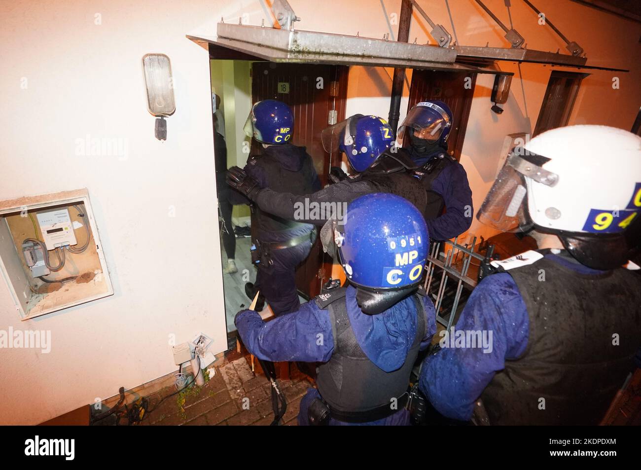 Des officiers de la police métropolitaine rafle une maison à Islington, dans le nord de Londres, dans le cadre d'une répression contre la drogue et la violence associée dans la capitale. S'appuyant sur le succès de la réponse de met County Lines, l'opération Yamata a été lancée en avril de cette année et se concentre sur l'écrasement des lignes de médicaments de classe A à l'intérieur de Londres. Date de la photo: Mardi 8 novembre 2022. Banque D'Images