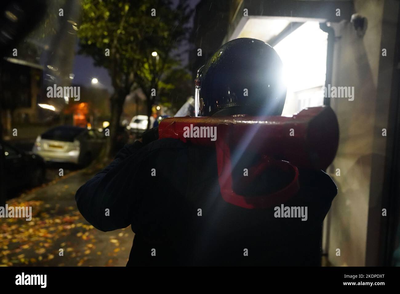 Des officiers de la police métropolitaine rafle une maison à Islington, dans le nord de Londres, dans le cadre d'une répression contre la drogue et la violence associée dans la capitale. S'appuyant sur le succès de la réponse de met County Lines, l'opération Yamata a été lancée en avril de cette année et se concentre sur l'écrasement des lignes de médicaments de classe A à l'intérieur de Londres. Date de la photo: Mardi 8 novembre 2022. Banque D'Images