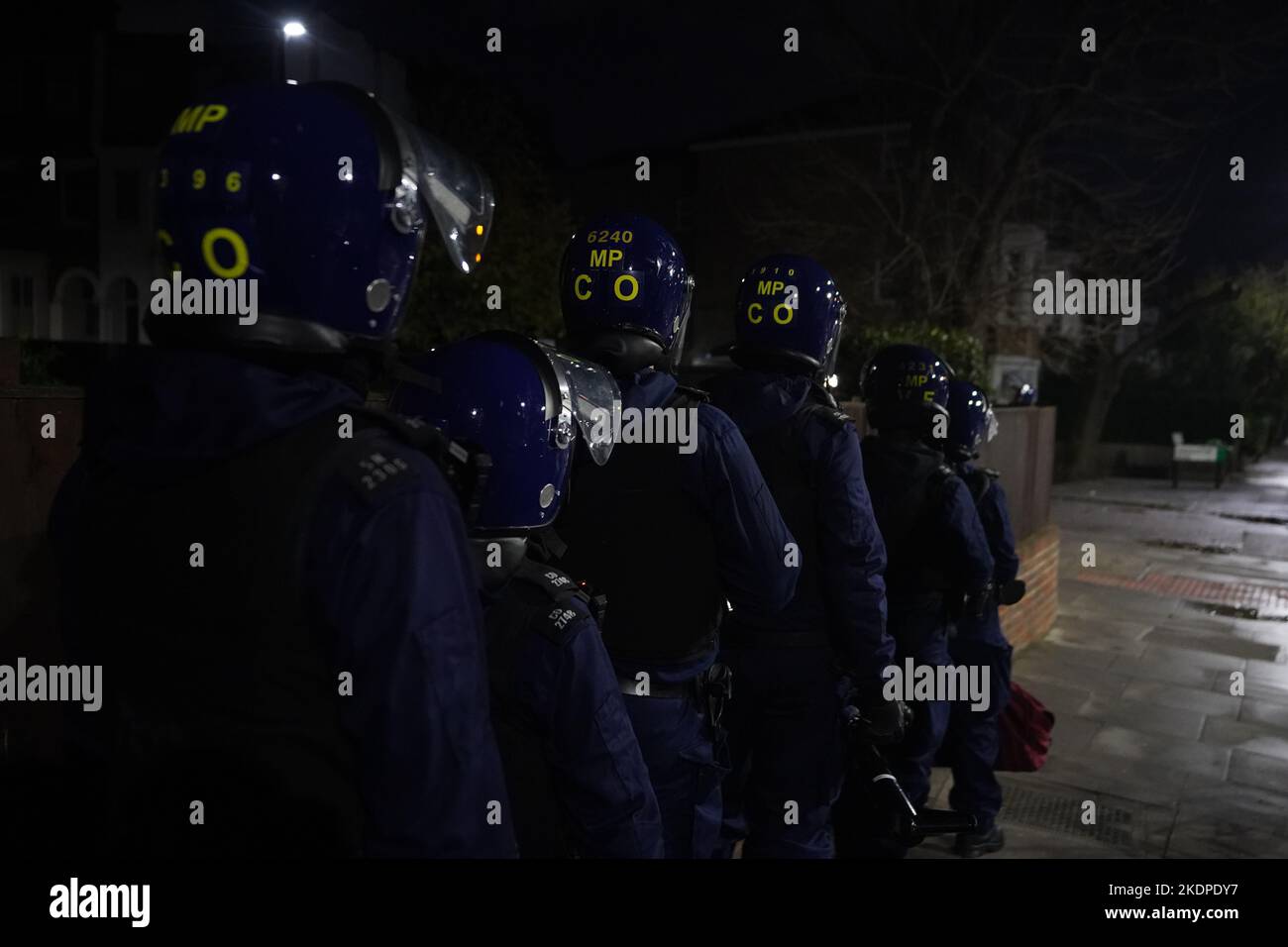 Des officiers de la police métropolitaine rafle une maison à Islington, dans le nord de Londres, dans le cadre d'une répression contre la drogue et la violence associée dans la capitale. S'appuyant sur le succès de la réponse de met County Lines, l'opération Yamata a été lancée en avril de cette année et se concentre sur l'écrasement des lignes de médicaments de classe A à l'intérieur de Londres. Date de la photo: Mardi 8 novembre 2022. Banque D'Images