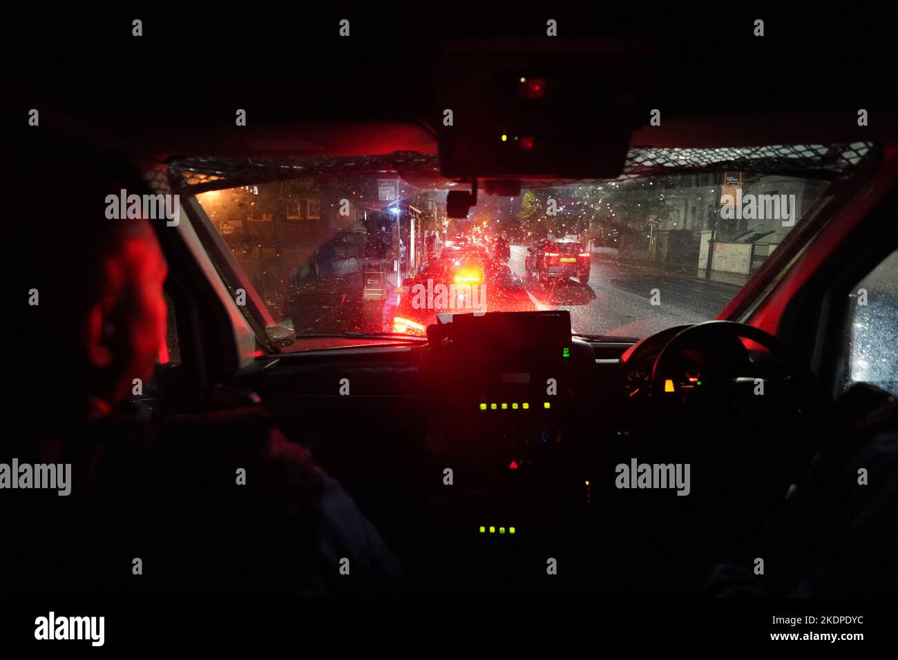 Des officiers de la police métropolitaine rafle une maison à Islington, dans le nord de Londres, dans le cadre d'une répression contre la drogue et la violence associée dans la capitale. S'appuyant sur le succès de la réponse de met County Lines, l'opération Yamata a été lancée en avril de cette année et se concentre sur l'écrasement des lignes de médicaments de classe A à l'intérieur de Londres. Date de la photo: Mardi 8 novembre 2022. Banque D'Images