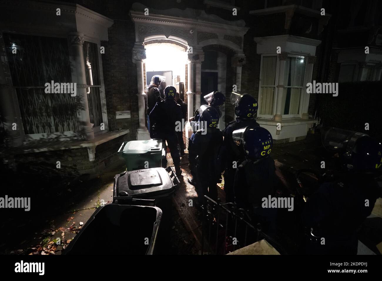 Des officiers de la police métropolitaine rafle une maison à Islington, dans le nord de Londres, dans le cadre d'une répression contre la drogue et la violence associée dans la capitale. S'appuyant sur le succès de la réponse de met County Lines, l'opération Yamata a été lancée en avril de cette année et se concentre sur l'écrasement des lignes de médicaments de classe A à l'intérieur de Londres. Date de la photo: Mardi 8 novembre 2022. Banque D'Images