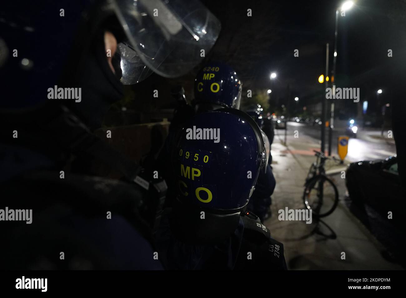 Des officiers de la police métropolitaine rafle une maison à Islington, dans le nord de Londres, dans le cadre d'une répression contre la drogue et la violence associée dans la capitale. S'appuyant sur le succès de la réponse de met County Lines, l'opération Yamata a été lancée en avril de cette année et se concentre sur l'écrasement des lignes de médicaments de classe A à l'intérieur de Londres. Date de la photo: Mardi 8 novembre 2022. Banque D'Images