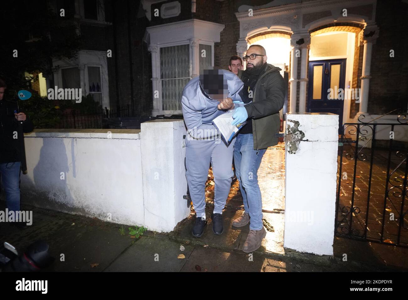 LES RÉDACTEURS NOTENT L'IMAGE PIXÉLISÉE PAR les PA PICTURE DES officiers de BUREAU de la police métropolitaine raid une maison à Islington, dans le nord de Londres, dans le cadre d'une répression contre la drogue et la violence associée dans la capitale. S'appuyant sur le succès de la réponse de met County Lines, l'opération Yamata a été lancée en avril de cette année et se concentre sur l'écrasement des lignes de médicaments de classe A à l'intérieur de Londres. Date de la photo: Mardi 8 novembre 2022. Banque D'Images