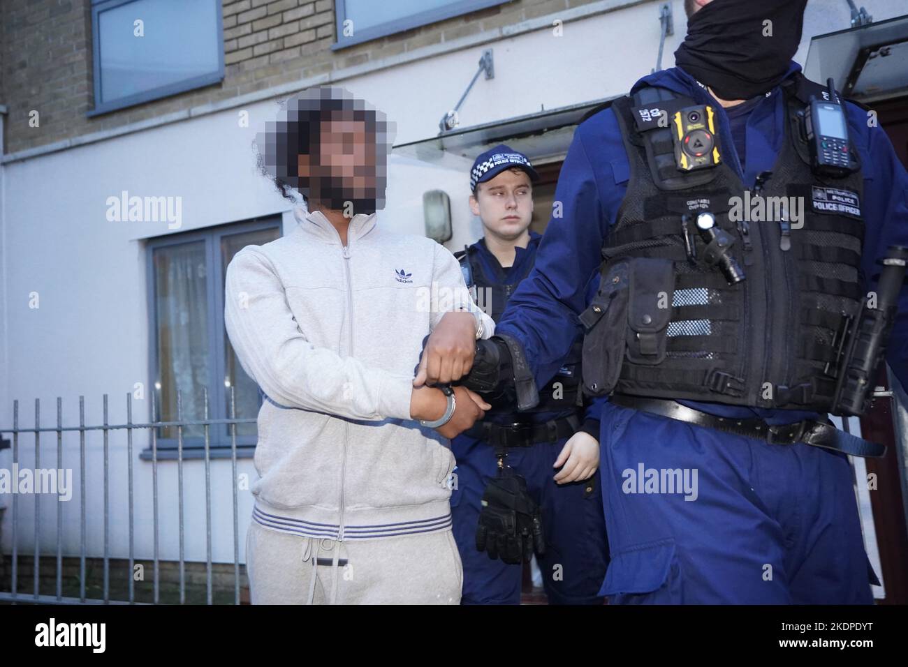 LES RÉDACTEURS NOTENT L'IMAGE PIXÉLISÉE PAR les PA PICTURE DES officiers de BUREAU de la police métropolitaine raid une maison à Islington, dans le nord de Londres, dans le cadre d'une répression contre la drogue et la violence associée dans la capitale. S'appuyant sur le succès de la réponse de met County Lines, l'opération Yamata a été lancée en avril de cette année et se concentre sur l'écrasement des lignes de médicaments de classe A à l'intérieur de Londres. Date de la photo: Mardi 8 novembre 2022. Banque D'Images