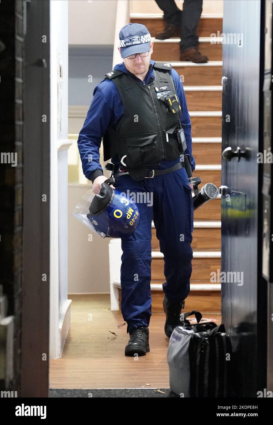 Des officiers de la police métropolitaine rafle une maison à Islington, dans le nord de Londres, dans le cadre d'une répression contre la drogue et la violence associée dans la capitale. S'appuyant sur le succès de la réponse de met County Lines, l'opération Yamata a été lancée en avril de cette année et se concentre sur l'écrasement des lignes de médicaments de classe A à l'intérieur de Londres. Date de la photo: Mardi 8 novembre 2022. Banque D'Images