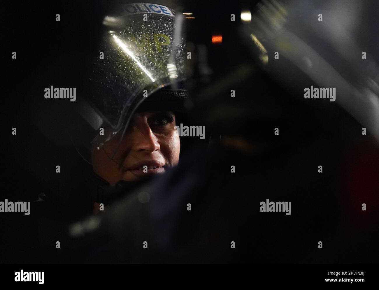 Des officiers de la police métropolitaine rafle une maison à Islington, dans le nord de Londres, dans le cadre d'une répression contre la drogue et la violence associée dans la capitale. S'appuyant sur le succès de la réponse de met County Lines, l'opération Yamata a été lancée en avril de cette année et se concentre sur l'écrasement des lignes de médicaments de classe A à l'intérieur de Londres. Date de la photo: Mardi 8 novembre 2022. Banque D'Images