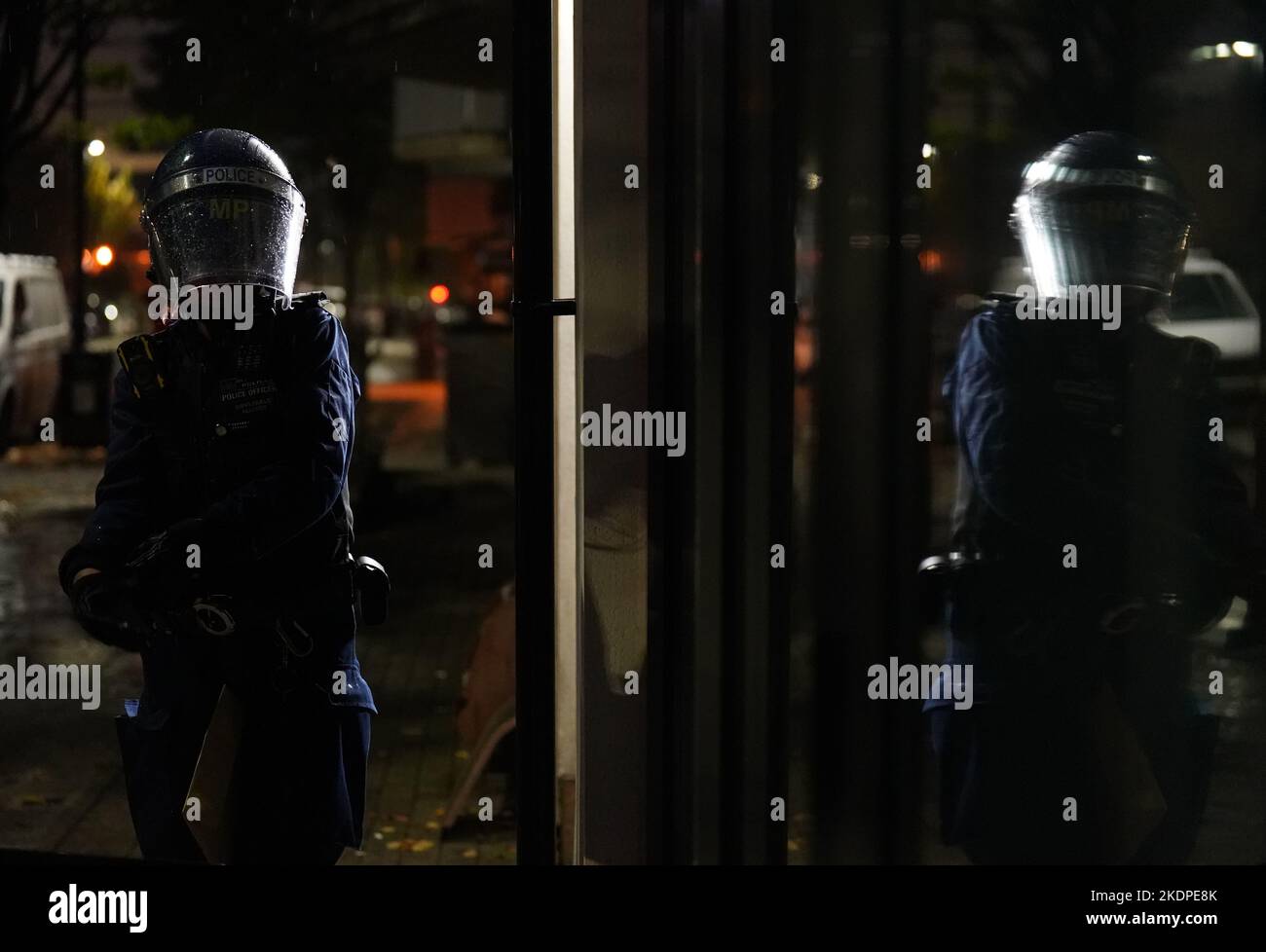 Des officiers de la police métropolitaine rafle une maison à Islington, dans le nord de Londres, dans le cadre d'une répression contre la drogue et la violence associée dans la capitale. S'appuyant sur le succès de la réponse de met County Lines, l'opération Yamata a été lancée en avril de cette année et se concentre sur l'écrasement des lignes de médicaments de classe A à l'intérieur de Londres. Date de la photo: Mardi 8 novembre 2022. Banque D'Images