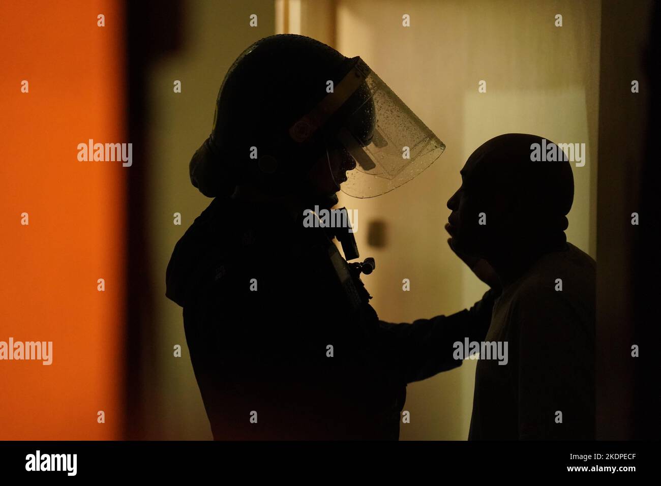 Des officiers de la police métropolitaine parlent à un résident lors du raid d'une maison à Islington, dans le nord de Londres, dans le cadre d'une répression contre la drogue et la violence associée dans la capitale. S'appuyant sur le succès de la réponse de met County Lines, l'opération Yamata a été lancée en avril de cette année et se concentre sur l'écrasement des lignes de médicaments de classe A à l'intérieur de Londres. Date de la photo: Mardi 8 novembre 2022. Banque D'Images