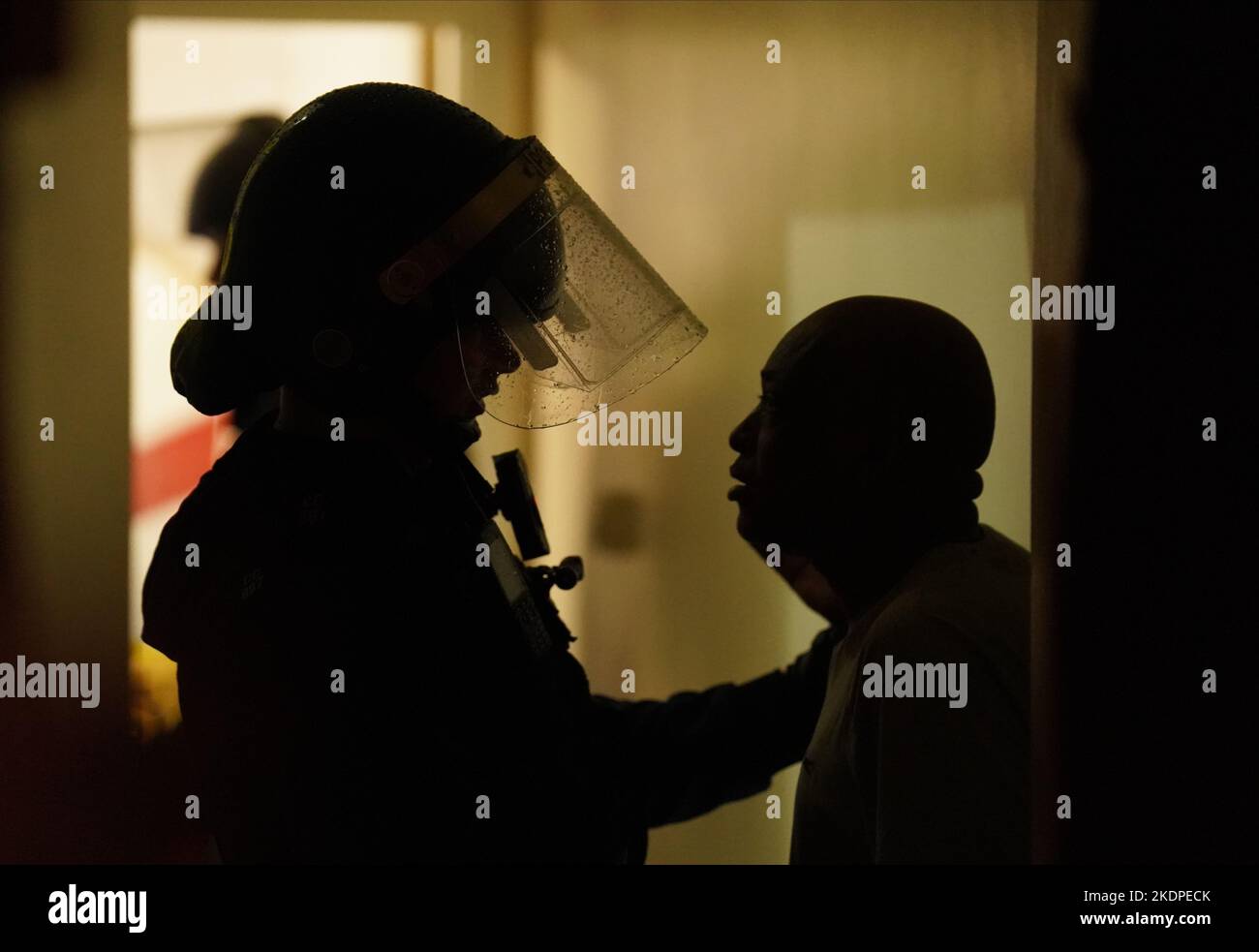 Des officiers de la police métropolitaine parlent à un résident lors du raid d'une maison à Islington, dans le nord de Londres, dans le cadre d'une répression contre la drogue et la violence associée dans la capitale. S'appuyant sur le succès de la réponse de met County Lines, l'opération Yamata a été lancée en avril de cette année et se concentre sur l'écrasement des lignes de médicaments de classe A à l'intérieur de Londres. Date de la photo: Mardi 8 novembre 2022. Banque D'Images