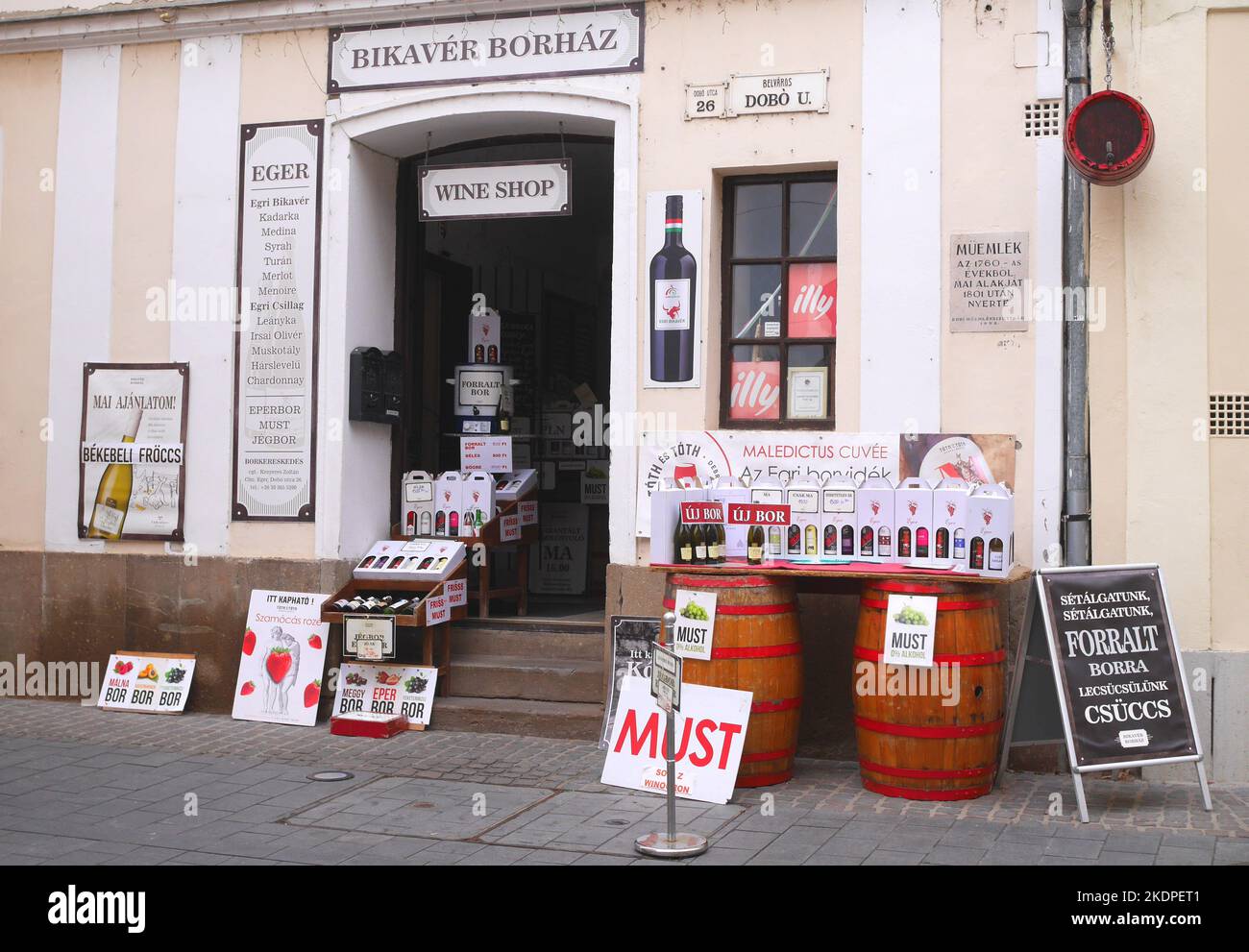 Exposition de vins à vendre en dehors d'un vendeur de vin traditionnel, Eger, Hongrie Banque D'Images