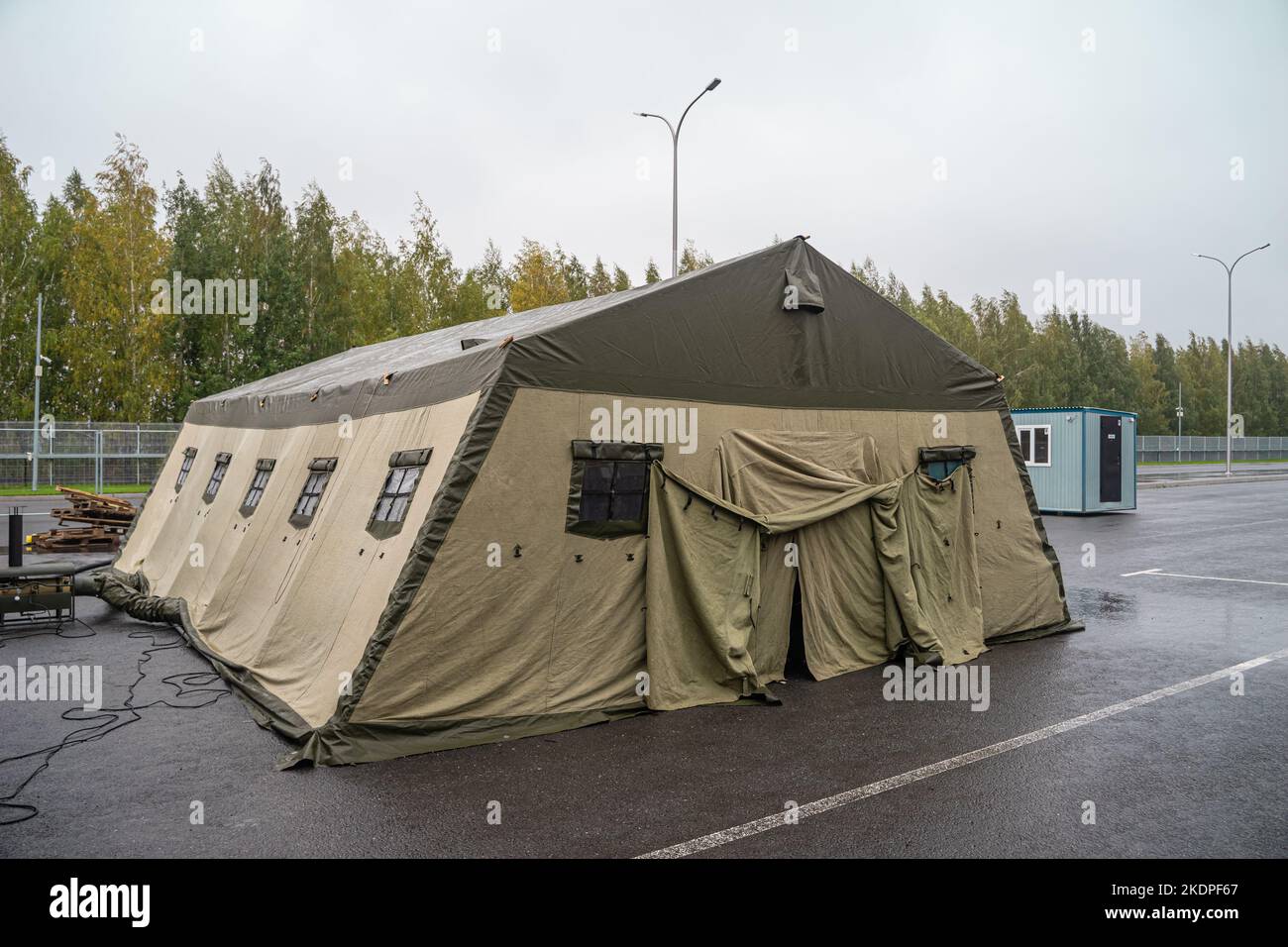 Tente militaire et équipement. Base militaire avec casernes temporaires. Exercices des soldats. Camp de l'armée. Banque D'Images