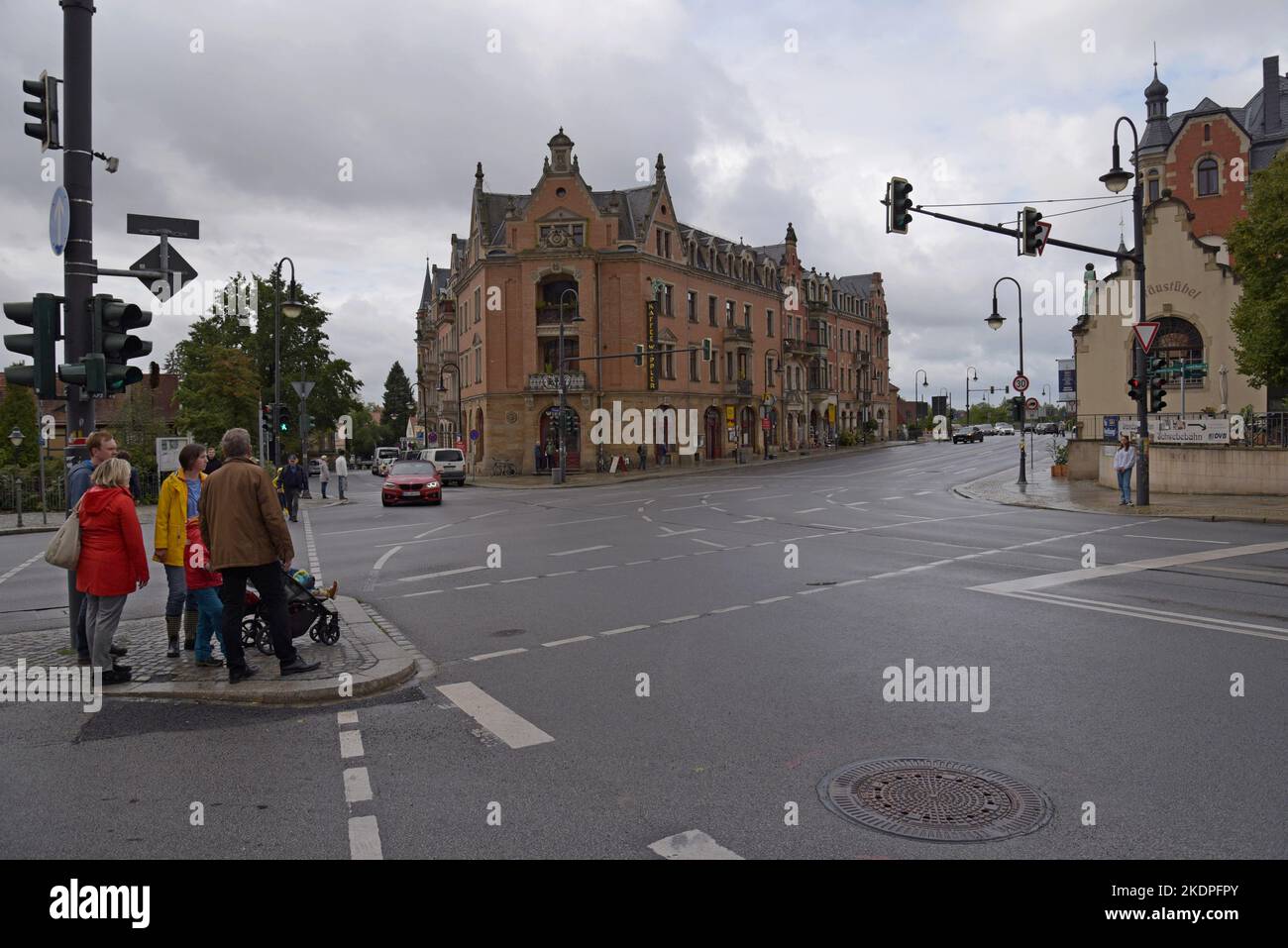 Personnes attendant à un croisement à la jonction de la route Elbbrückenstraße, Dresde Allemagne Banque D'Images
