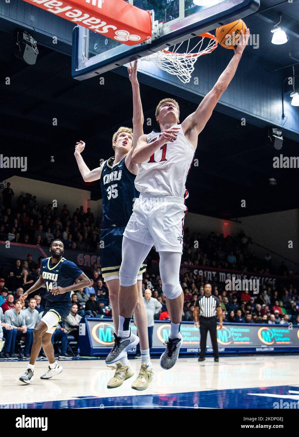 Moraga, Californie, États-Unis, 07th novembre 2022. A. le centre de St. Mary Mitchell Saxen (11) va au panier pendant le match de basket-ball des hommes NCAA entre Oral Roberts Golden Eagles et les Saint Mary's Gaels. Saint Mary's Beat Oral Roberts 78-70 au pavillon de la University Credit Union Moraga Calif. Thurman James/CSM/Alamy Live News Banque D'Images