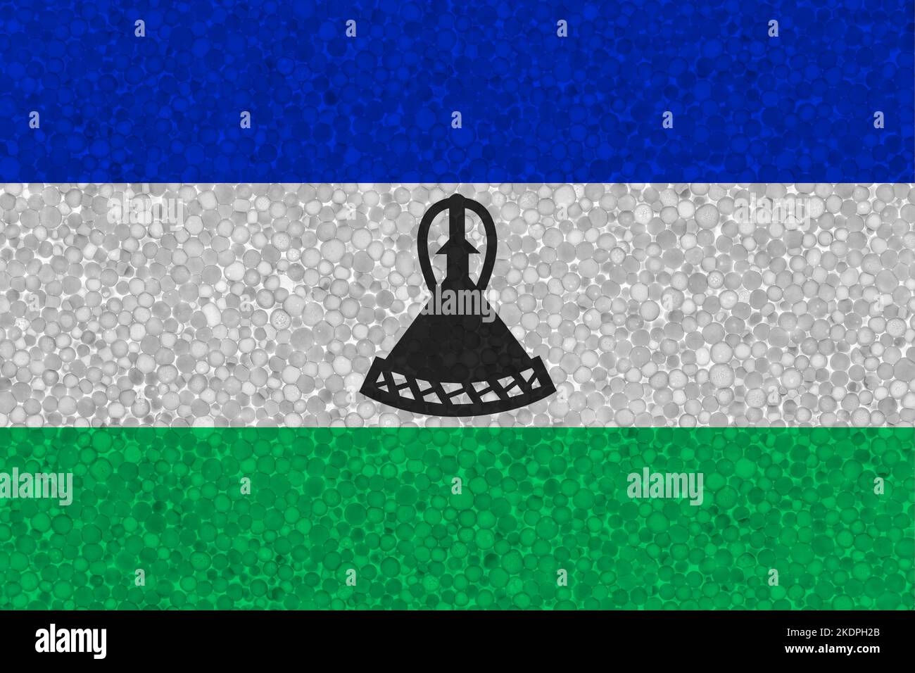 Drapeau du Lesotho sur la texture de la styromousse. Drapeau national peint sur la surface de la mousse plastique Banque D'Images