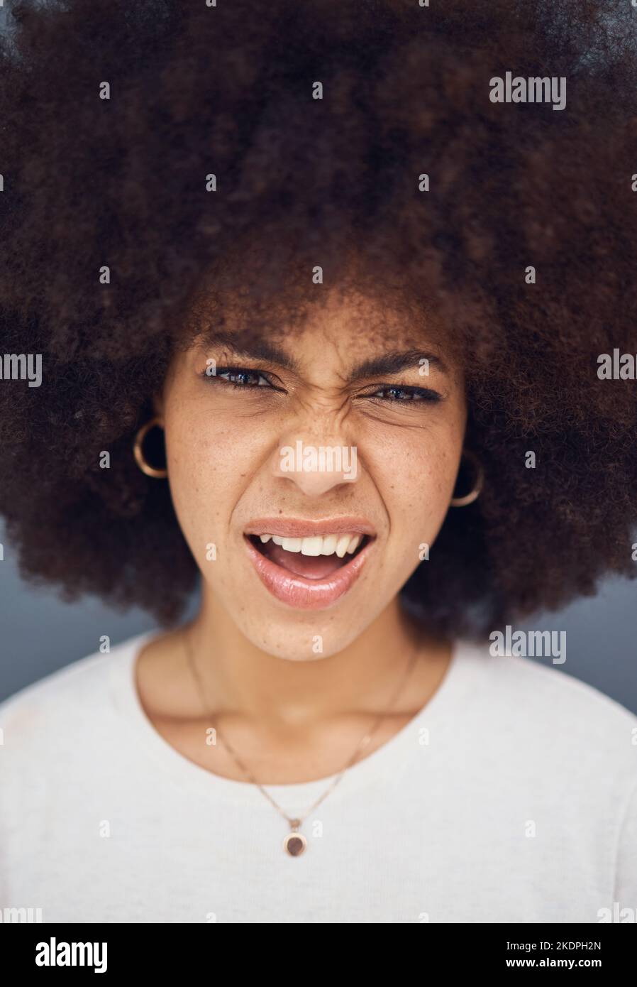 Confus, afro et visage d'une femme pensant à une décision contre un fond gris de studio. Doute, incertain et tête de portrait d'une jeune fille à la recherche Banque D'Images