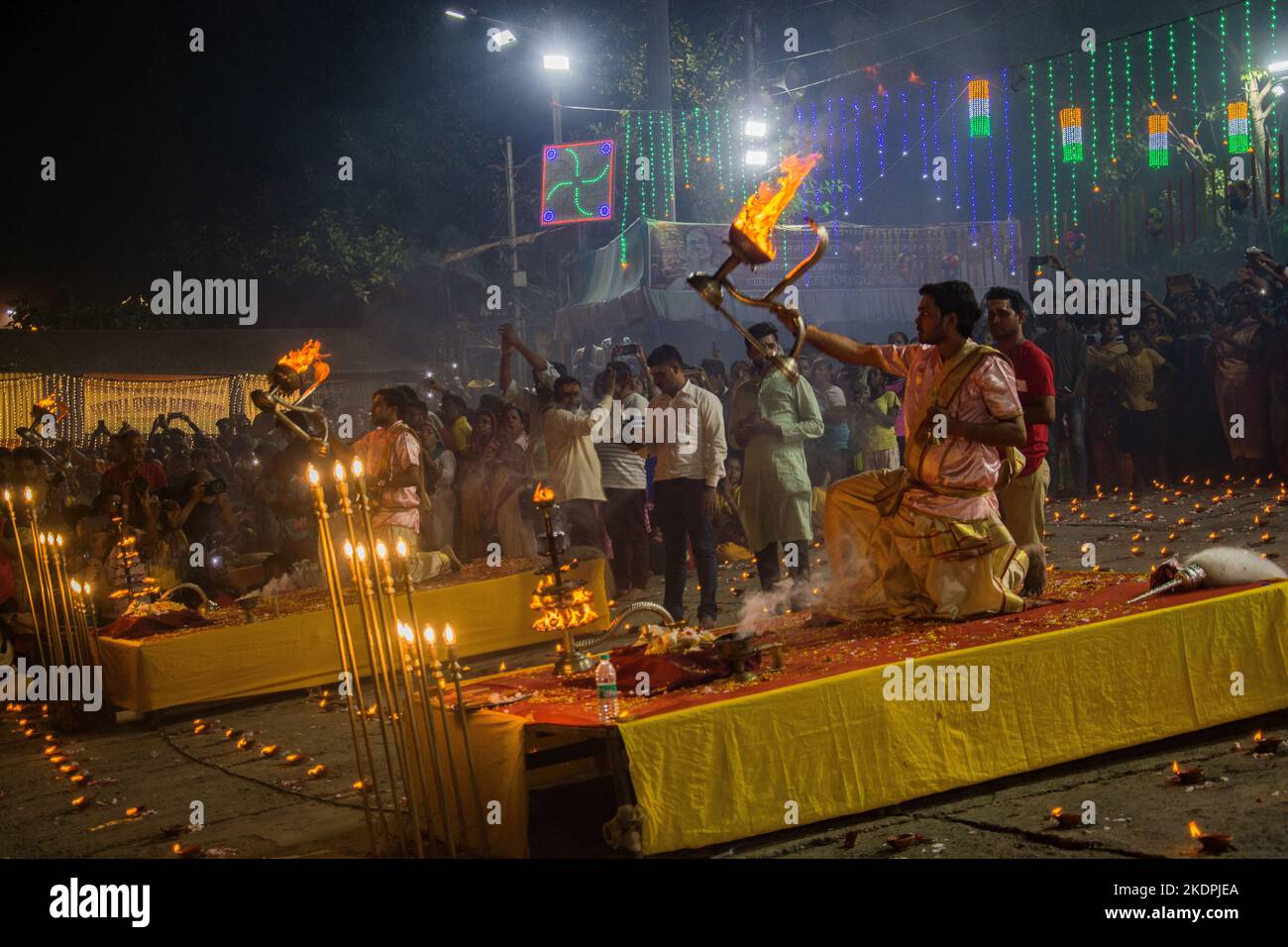 Kolkata, Inde. 07th novembre 2022. Dans le Dharma de Sanatan, la pleine lune du mois de Kartik a une place importante. Ils célèbrent le festival de Dev Deepawali avec une grande pompe le jour de la pleine lune du mois de Kartik. C'est une croyance que le jour de Dev Deepawali, les dévotés prennent bain dans le fleuve Saint comme Sri Ganga, Jamuna etc. Il est principalement célébré à Varanasi mais maintenant à Kolkata aussi il est célébré avec une grande pompe. (Photo de Sudip Chanda/Pacific Press) Credit: Pacific Press Media production Corp./Alay Live News Banque D'Images