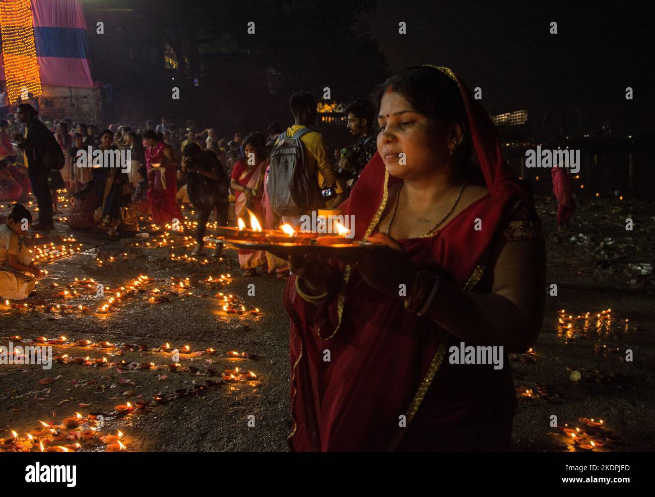 Kolkata, Inde. 07th novembre 2022. Dans le Dharma de Sanatan, la pleine lune du mois de Kartik a une place importante. Ils célèbrent le festival de Dev Deepawali avec une grande pompe le jour de la pleine lune du mois de Kartik. C'est une croyance que le jour de Dev Deepawali, les dévotés prennent bain dans le fleuve Saint comme Sri Ganga, Jamuna etc. Il est principalement célébré à Varanasi mais maintenant à Kolkata aussi il est célébré avec une grande pompe. (Photo de Sudip Chanda/Pacific Press) Credit: Pacific Press Media production Corp./Alay Live News Banque D'Images