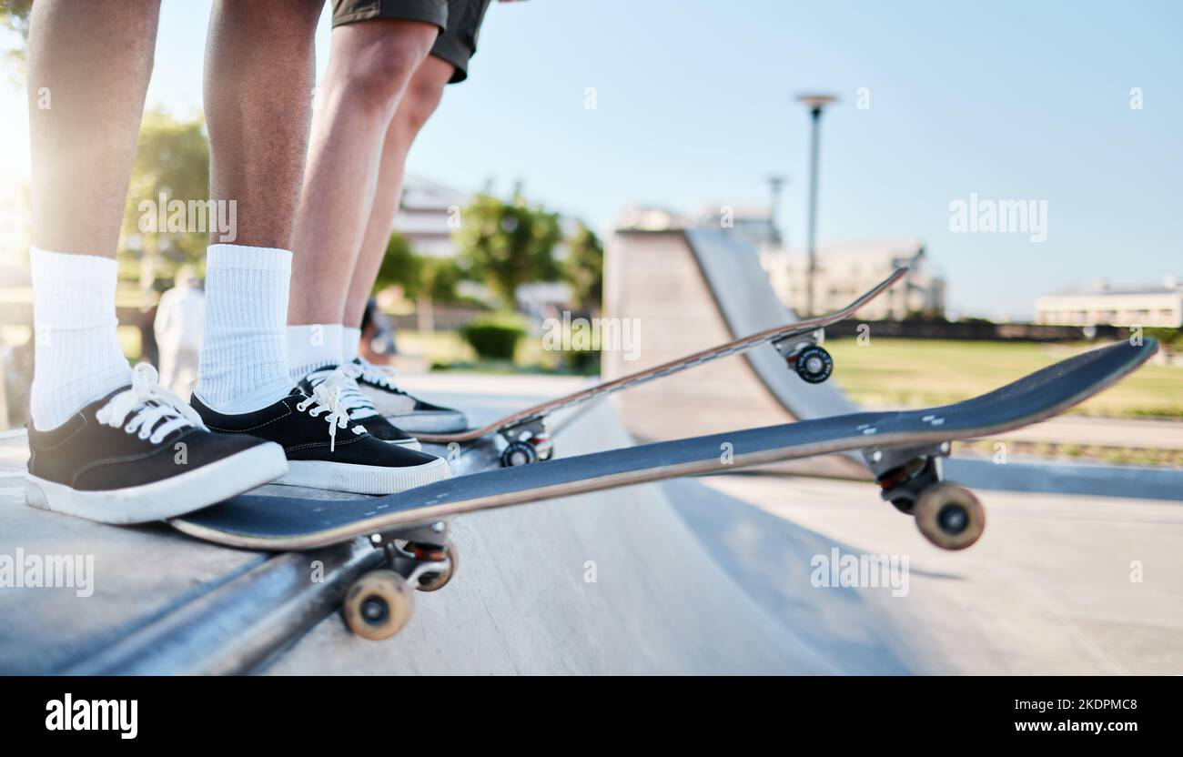 Le skateboard, les planches à roulettes et le skatepark sont à votre disposition pour les sports extrêmes. Faites de l'exercice avec votre ami pour vous amuser, vous précipiter à l'adrénaline et apprendre. Moderne Banque D'Images