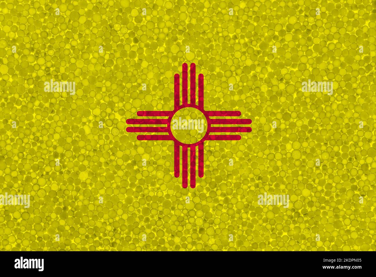 Drapeau du Nouveau-Mexique sur la texture de la styromousse. Drapeau peint sur la surface de la mousse plastique Banque D'Images