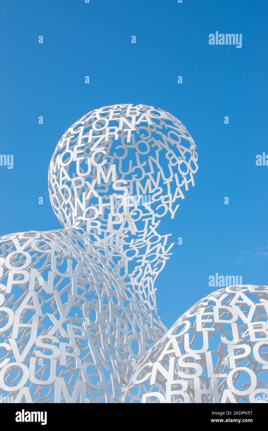 La nomade, célèbre sculpture de l'artiste Jaume Plensa, dans le port d'Antibes sur la côte d'azur (France) Banque D'Images
