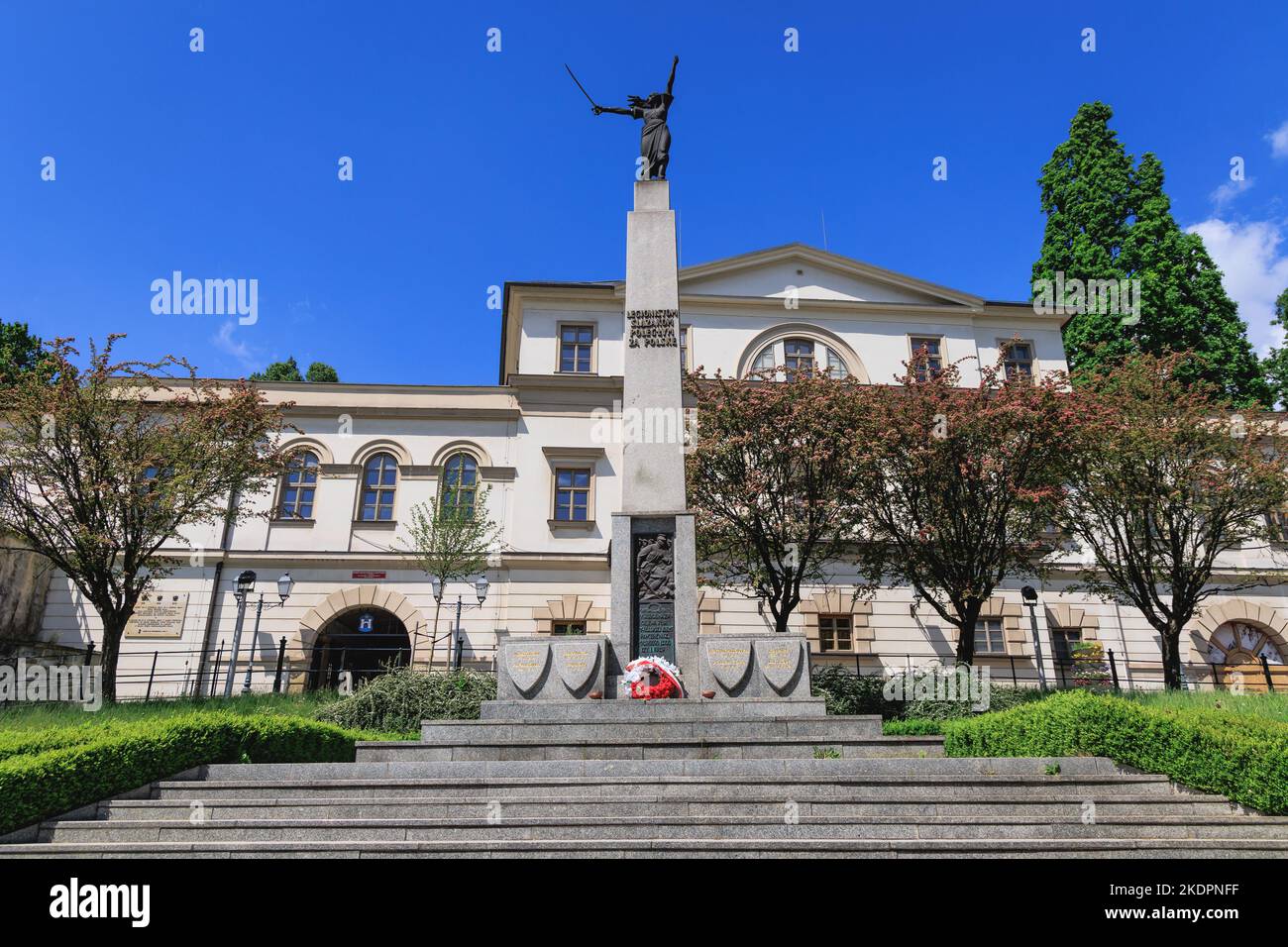 Monument en l'honneur des légionnaires silésiens tombés pour la Pologne devant le château de Cieszyn, bastion gothique-renaissance de la ville de Cieszyn en Pologne Banque D'Images
