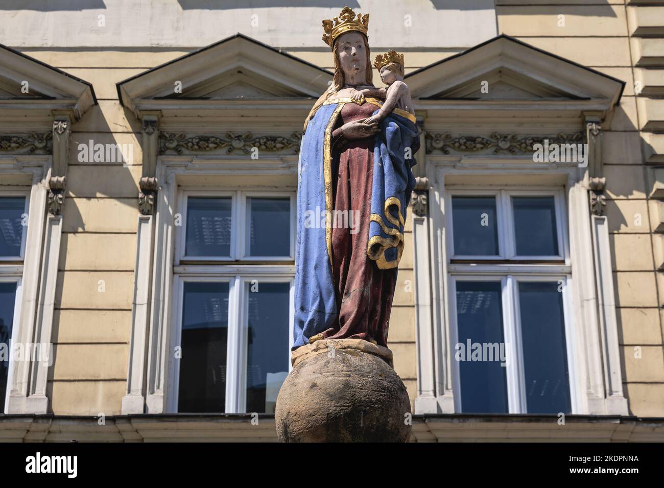 Figure de la Madonna avec l'enfant sur la rue Stary Targ dans la vieille ville de Cieszyn ville frontière en Pologne Banque D'Images