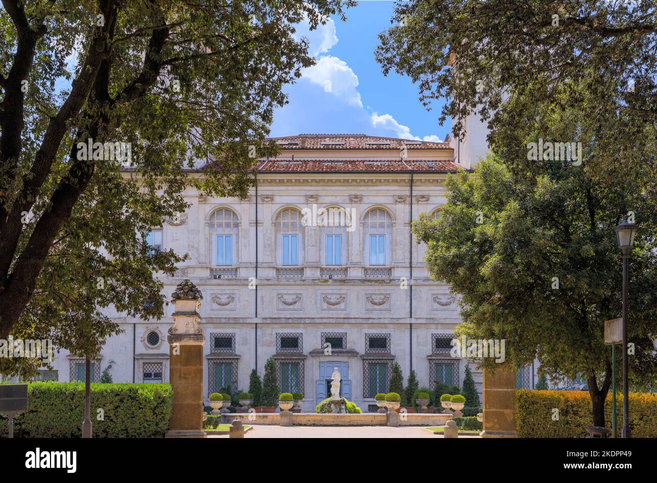 Vue sur la façade arrière de la Galleria Borghese à l'intérieur du parc public de la Villa Borghese à Rome, en Italie. Banque D'Images