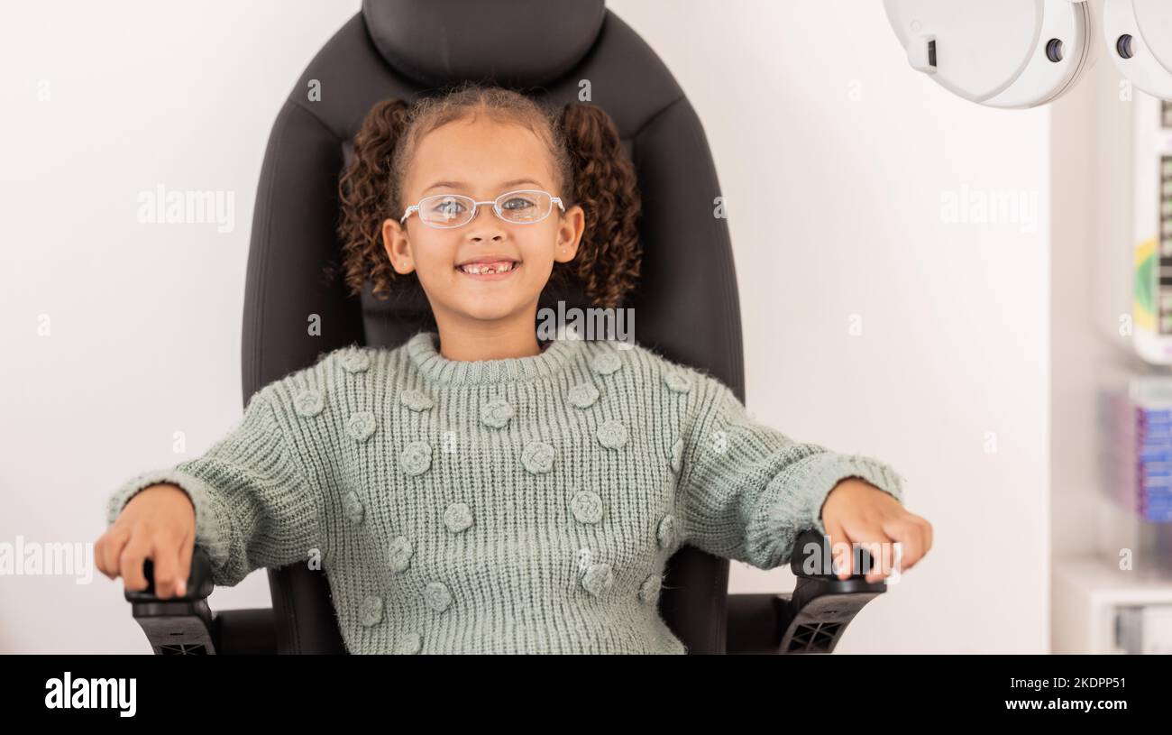 Jeune fille, lunettes et sourire en portrait au bureau d'optométriste, à la clinique ou à l'hôpital pour déficience visuelle. Jeune, femme enfant assis ou Banque D'Images