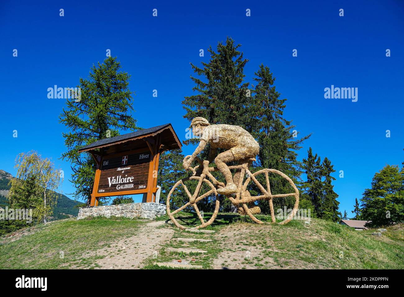 Sculpture en paille d'un cycliste au Col du Telegraph, Valloire, Alpes françaises, France et panneau d'altitude Banque D'Images