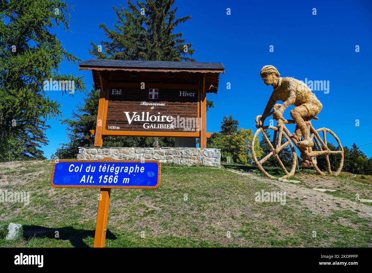 Sculpture en paille d'un cycliste au Col du Telegraph, Valloire, Alpes françaises, France et panneau d'altitude Banque D'Images