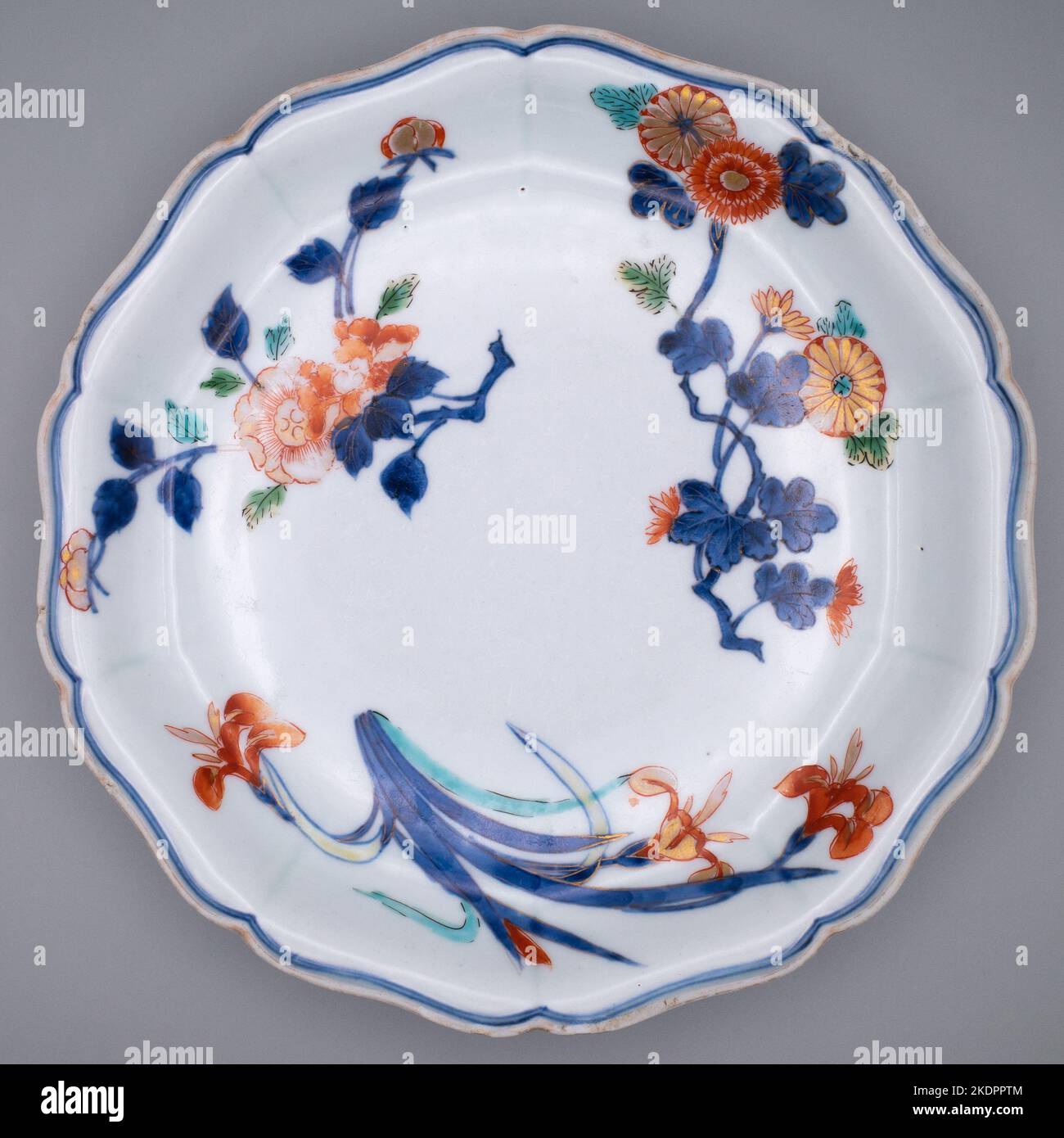 Antique japonais Kakiemon style Imari Porcelain plaque festonnée. Période Edo Banque D'Images