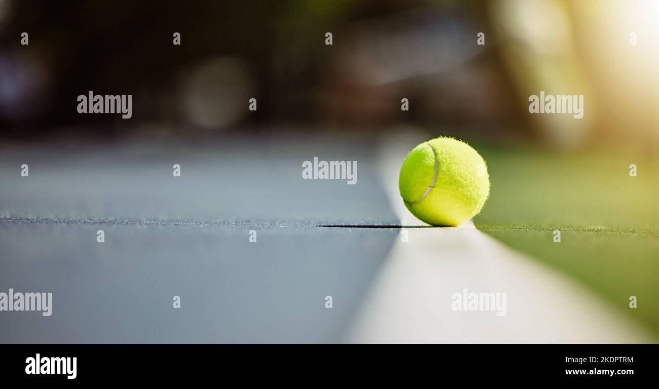 Court de tennis, sports et green ball sur le sol pour l'exercice, l'entraînement et l'entraînement pour mockup athlète fond pour la santé et le bien-être. Fitness, jeu Banque D'Images