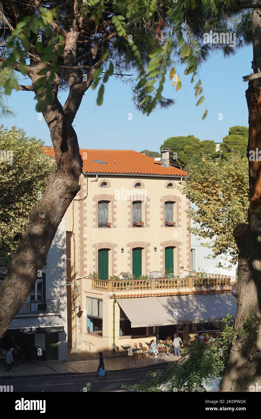Collioure, France - octobre 2022 : vue sur la rue du bâtiment abritant le café-restaurant sur fond de ciel bleu dans la ville balnéaire méditerranéenne Banque D'Images