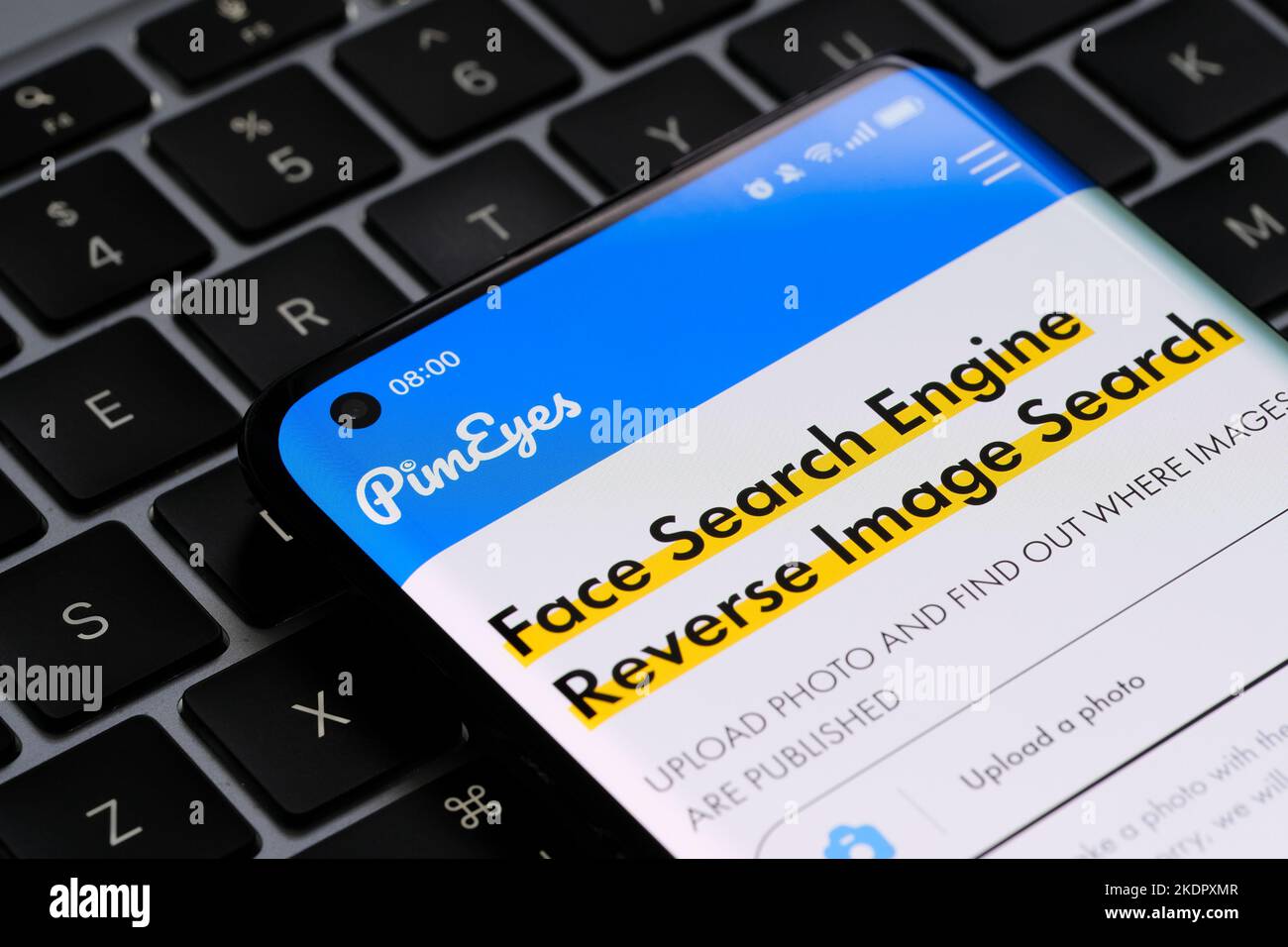 La page du moteur de recherche de visages PimEyes s'affiche sur le smartphone. Stafford, Royaume-Uni, 8 novembre 2022 Banque D'Images