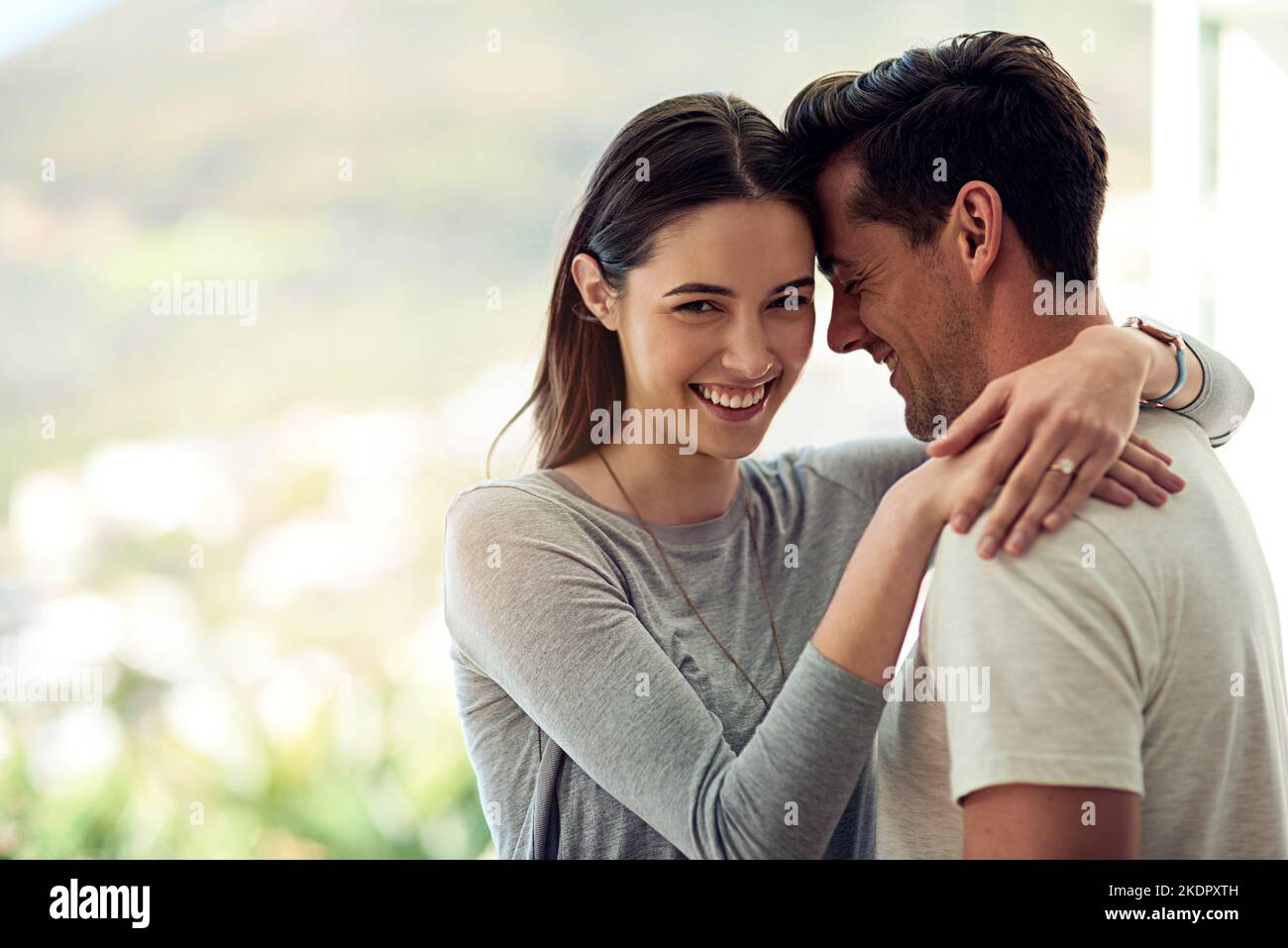 HES juste parfait pour moi. Portrait d'un jeune couple heureux dans une étreinte aimante. Banque D'Images